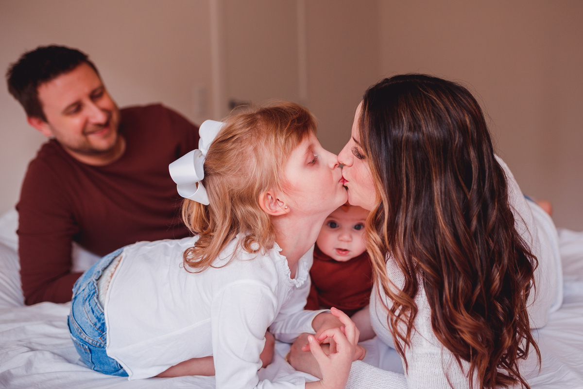 Fotografa familia Curitiba - life style menina Irmãs ensaio externo camomila