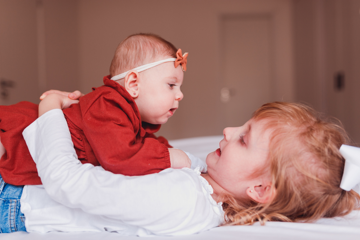 Fotografa familia Curitiba - life style menina Irmãs ensaio externo camomila