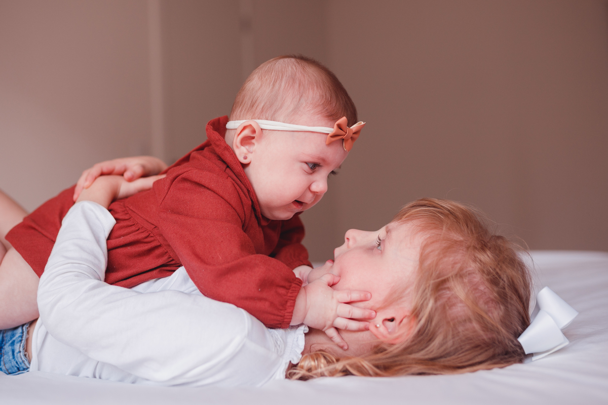 Fotografa familia Curitiba - life style menina Irmãs ensaio externo camomila