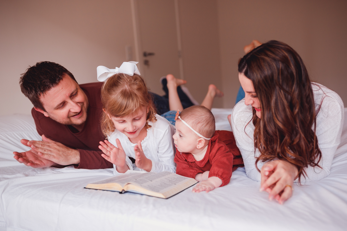 Fotografa familia Curitiba - life style menina Irmãs ensaio externo camomila
