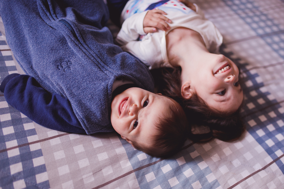 Fotografa Familia Curitiba - Life style irmãos casal ensaio em casa