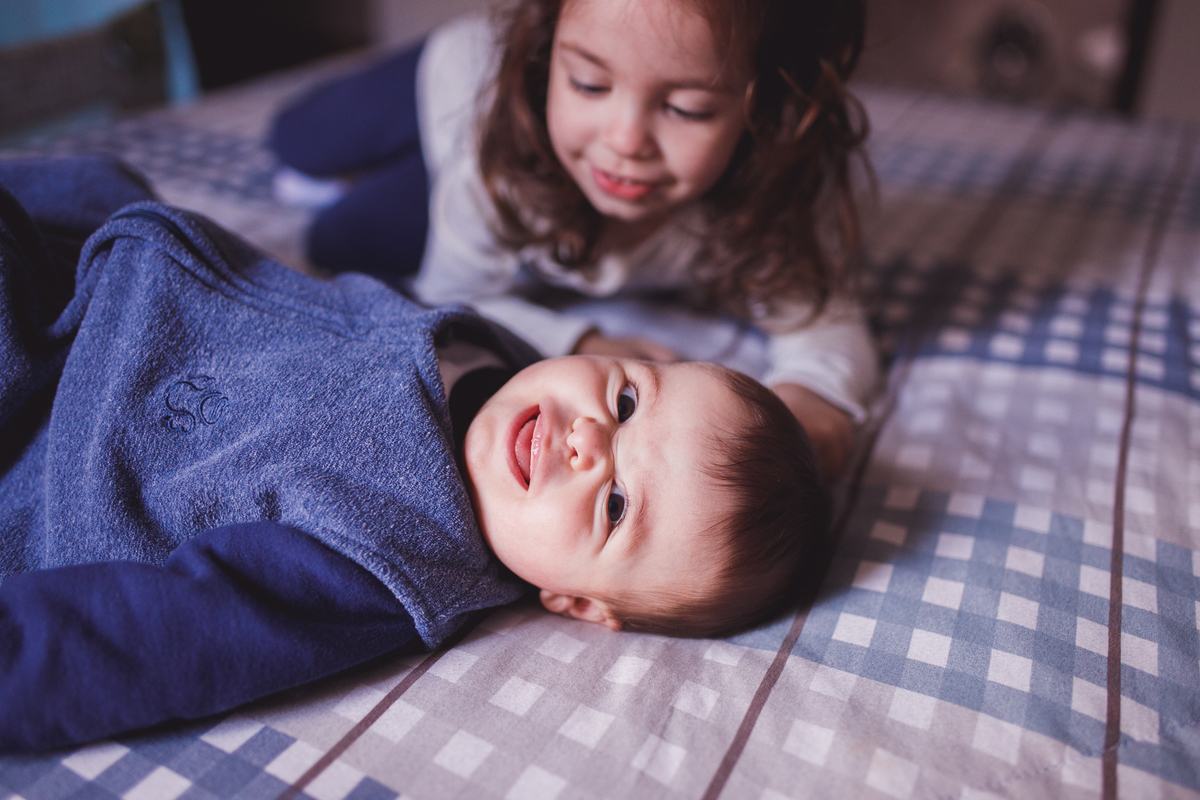 Fotografa Familia Curitiba - Life style irmãos casal ensaio em casa