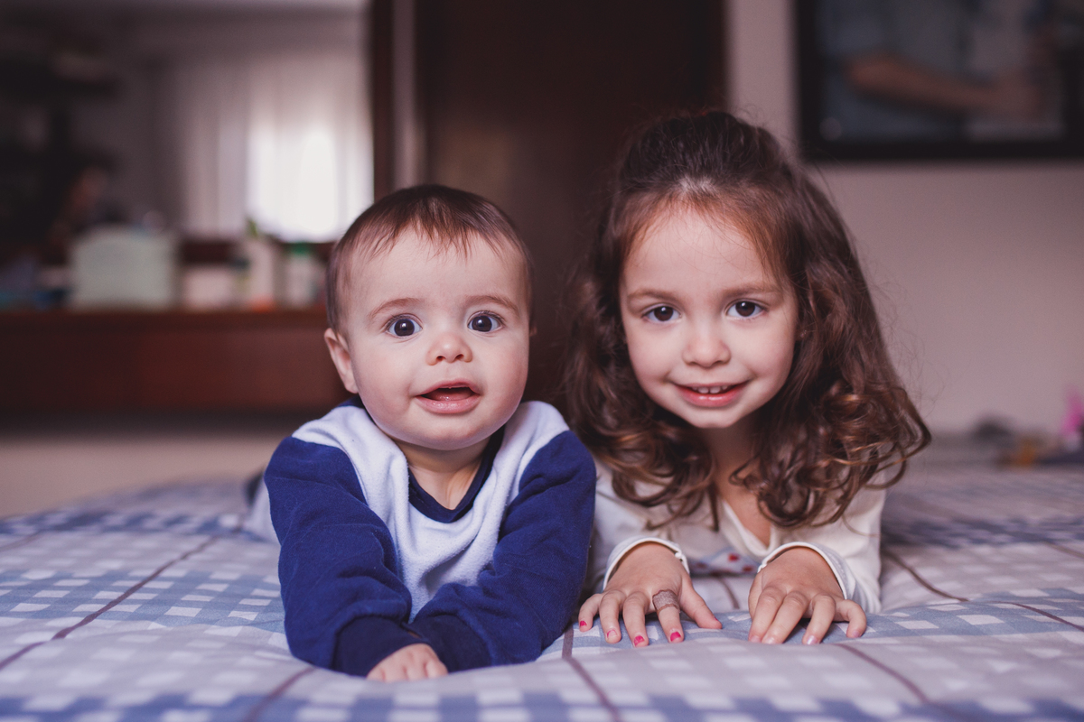 Fotografa Familia Curitiba - Life style irmãos casal ensaio em casa