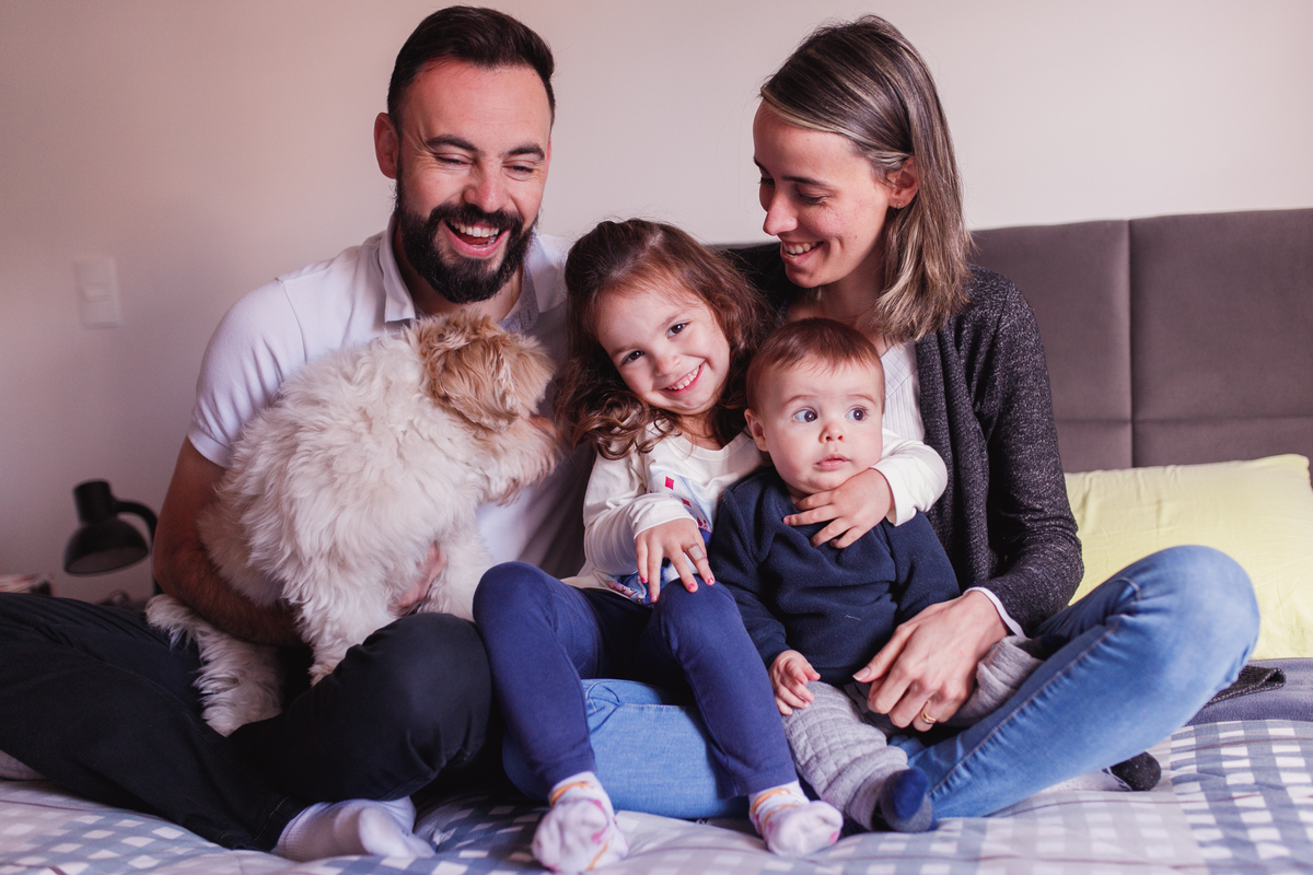 Fotografa Familia Curitiba - Life style irmãos casal ensaio em casa