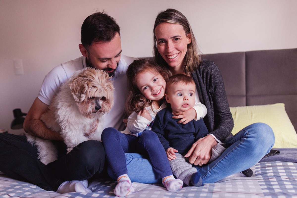 Fotografa Familia Curitiba - Life style irmãos casal ensaio em casa
