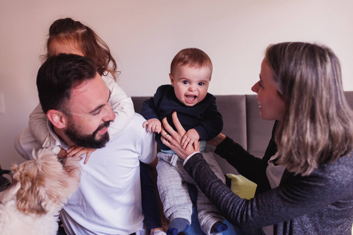 Fotografa Familia Curitiba - Life style irmãos casal ensaio em casa