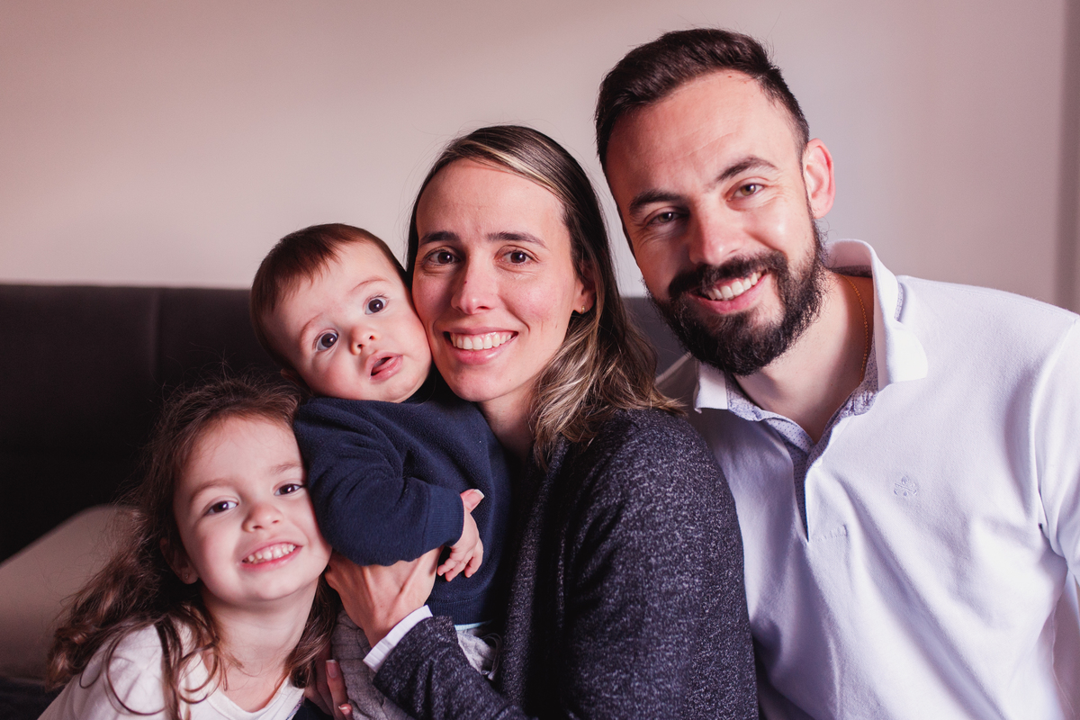 Fotografa Familia Curitiba - Life style irmãos casal ensaio em casa