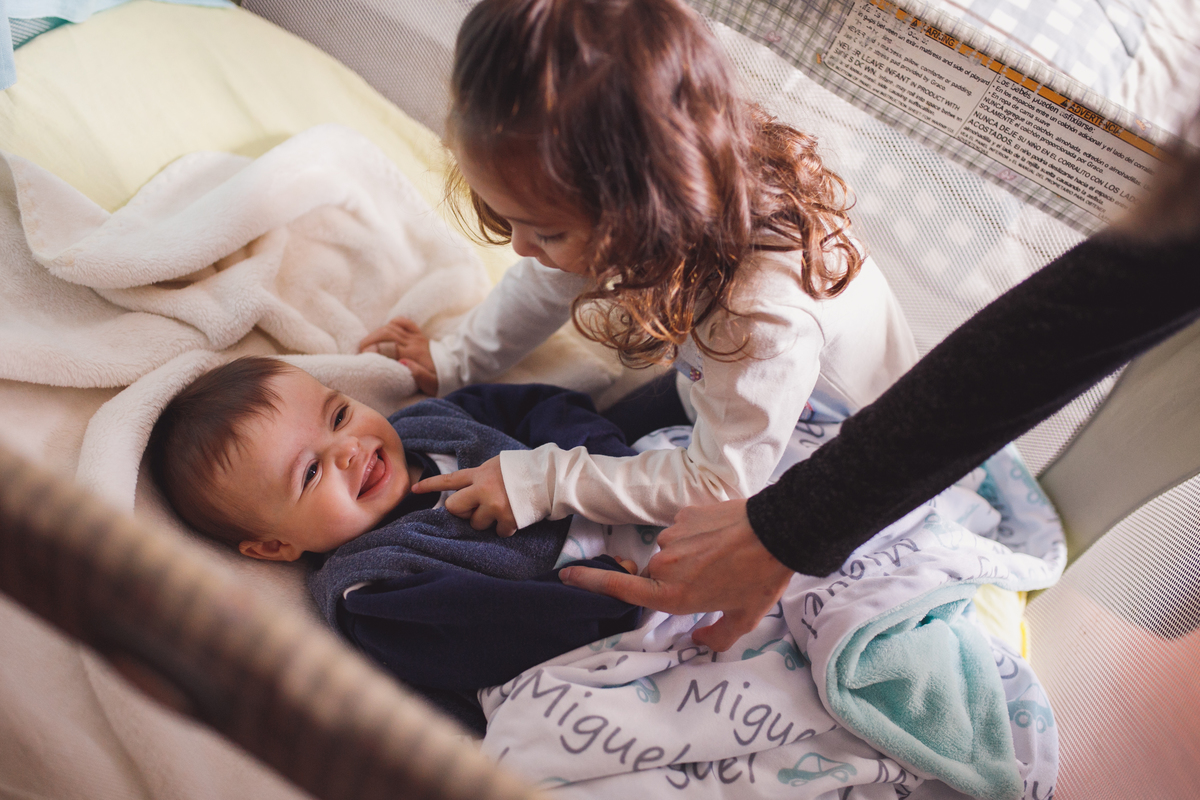 Fotografa Familia Curitiba - Life style irmãos casal ensaio em casa