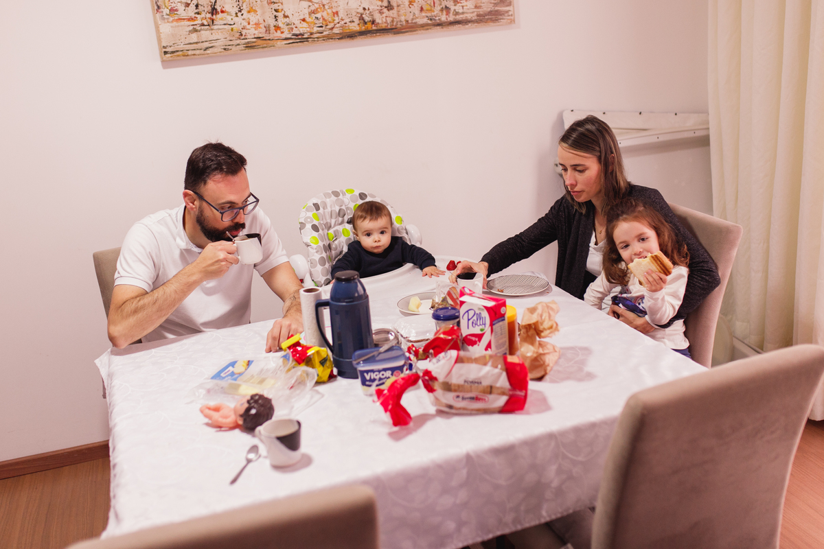 Fotografa Familia Curitiba - Life style irmãos casal ensaio em casa