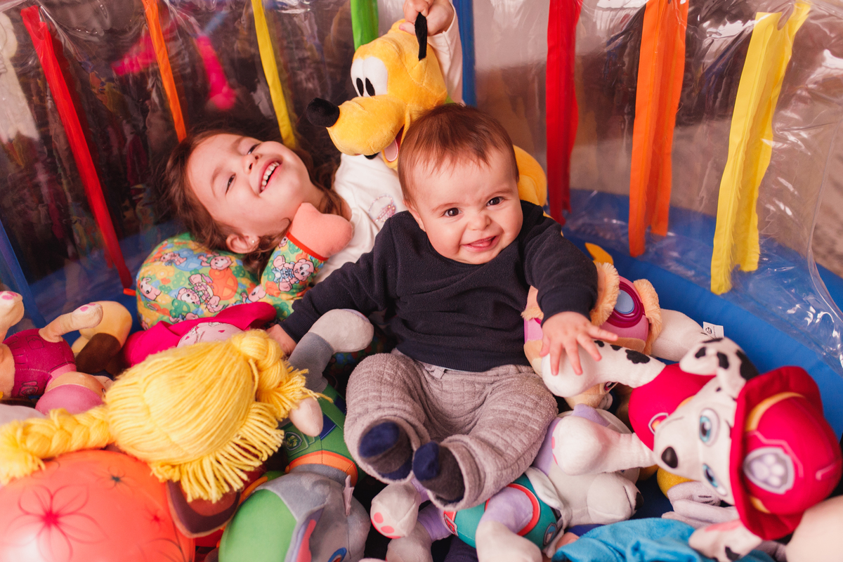 Fotografa Familia Curitiba - Life style irmãos casal ensaio em casa