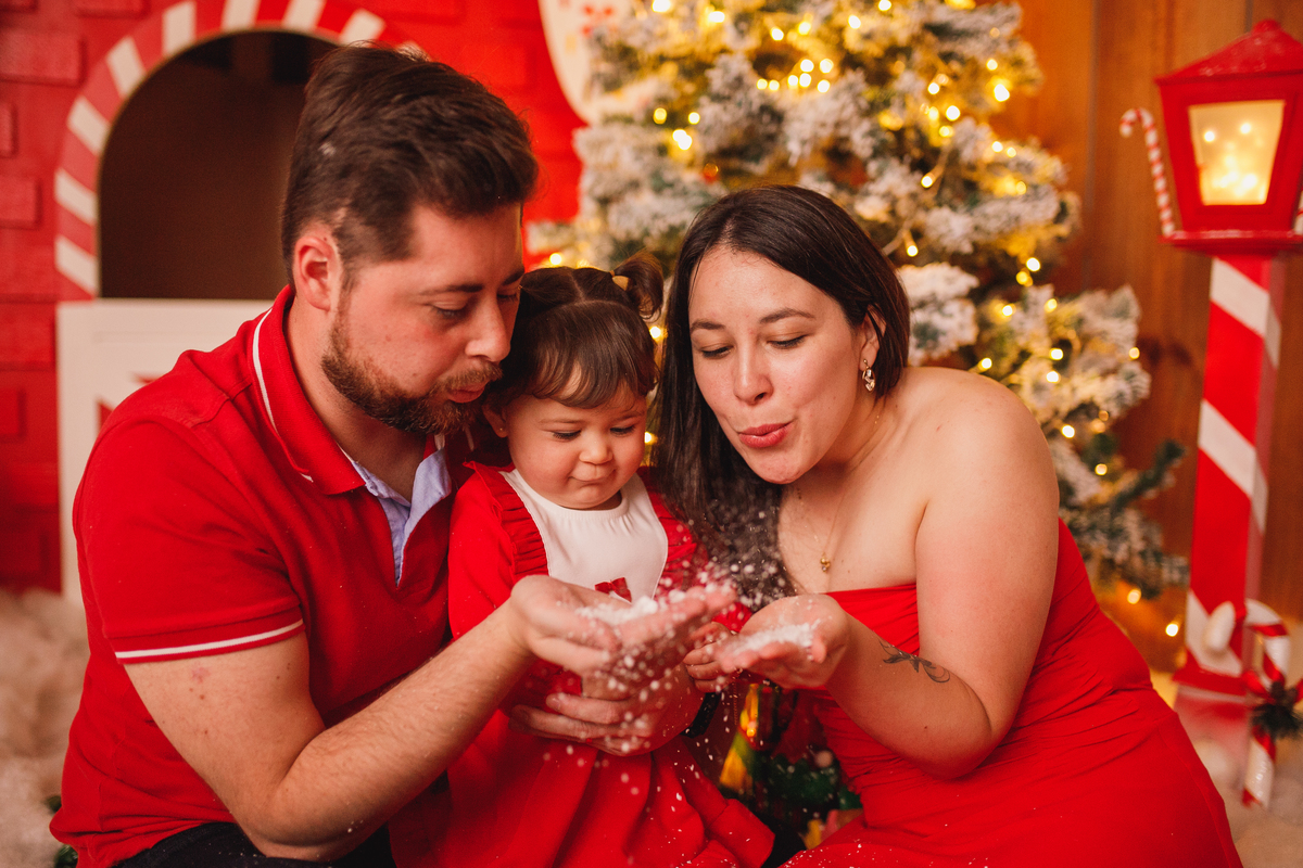 Fotografa familia Curitiba - ensaio de natal menina estudio interno 