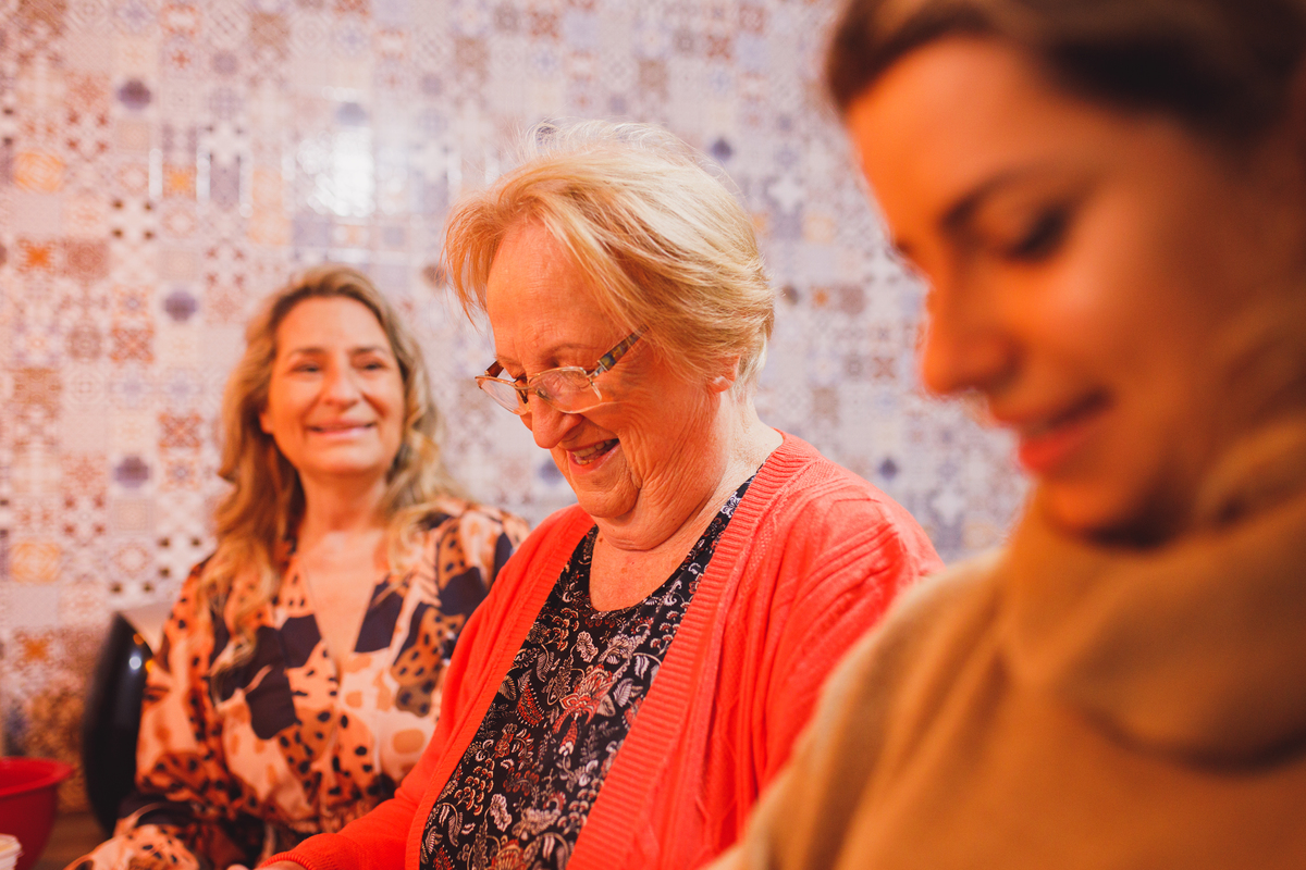 Fotografa familia Curitiba - Dia das mães em casa na cozinha