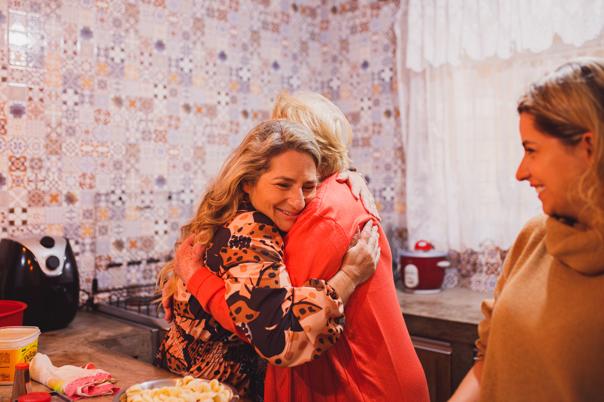 Fotografa familia Curitiba - Dia das mães em casa na cozinha