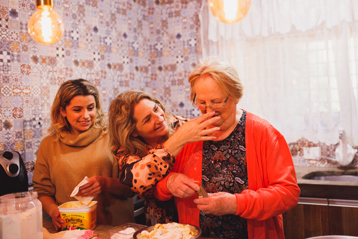 Fotografa familia Curitiba - Dia das mães em casa na cozinha