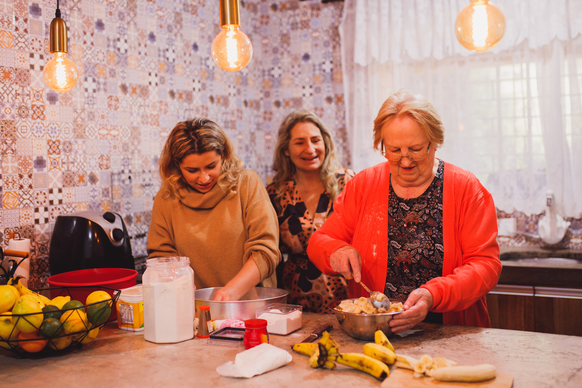 Fotografa familia Curitiba - Dia das mães em casa na cozinha