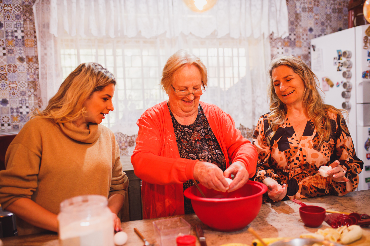Fotografa familia Curitiba - Dia das mães em casa na cozinha