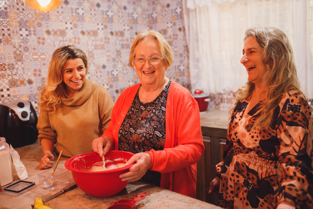 Fotografa familia Curitiba - Dia das mães em casa na cozinha