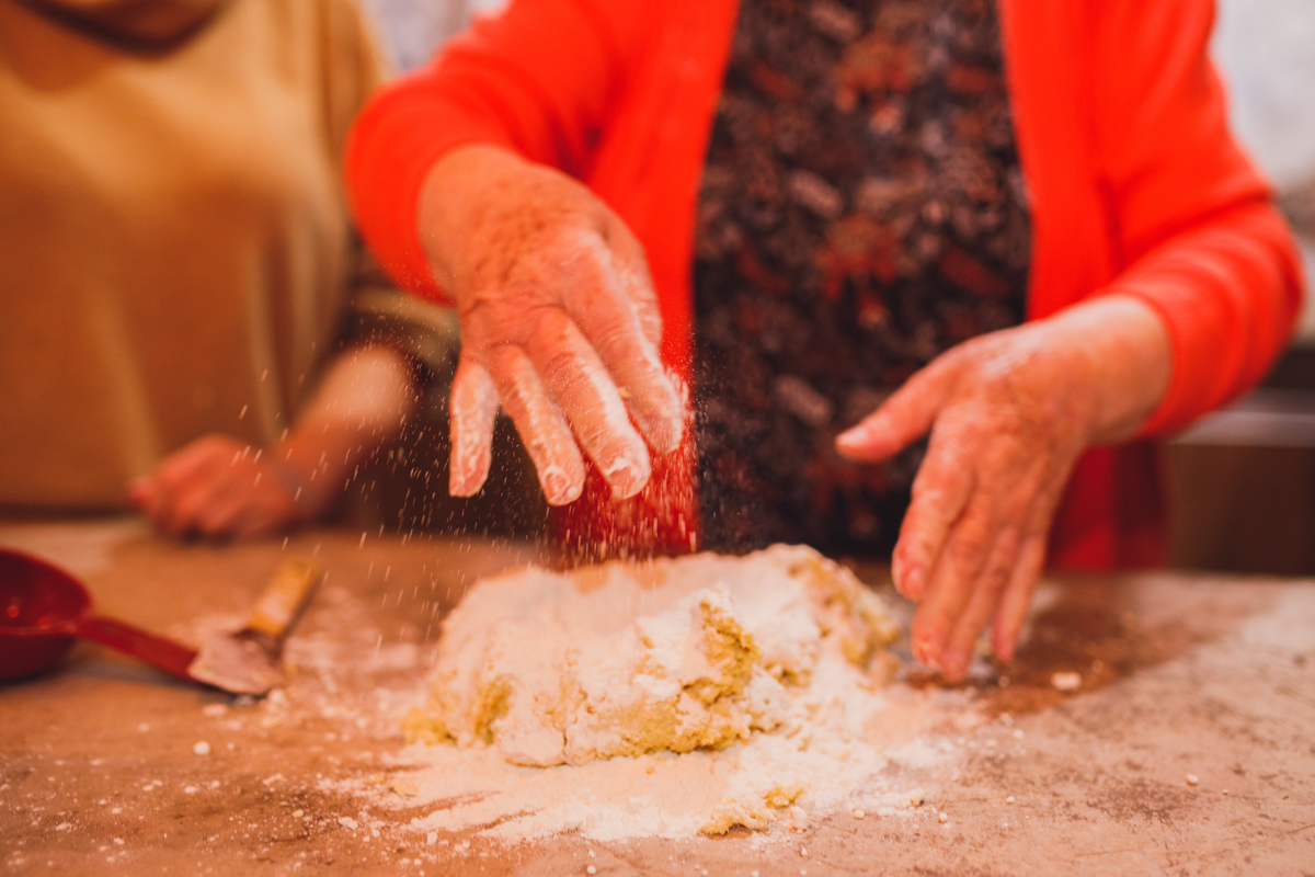 Fotografa familia Curitiba - Dia das mães em casa na cozinha