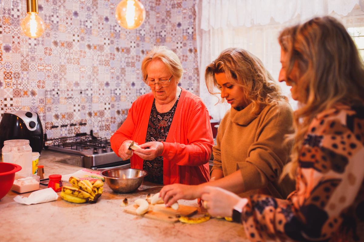 Fotografa familia Curitiba - Dia das mães em casa na cozinha