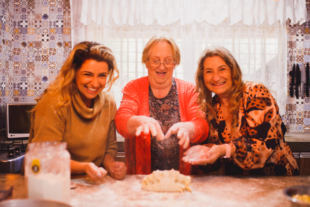 Fotografa familia Curitiba - Dia das mães em casa na cozinha