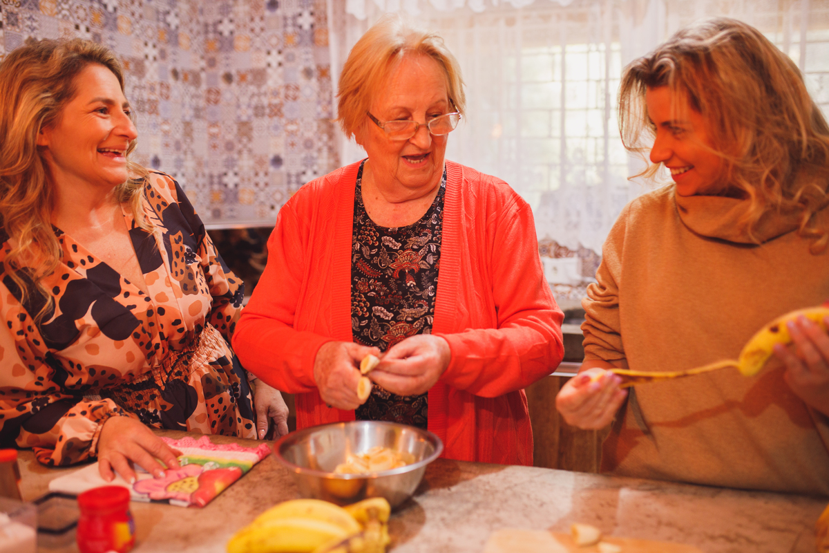 Fotografa familia Curitiba - Dia das mães em casa na cozinha