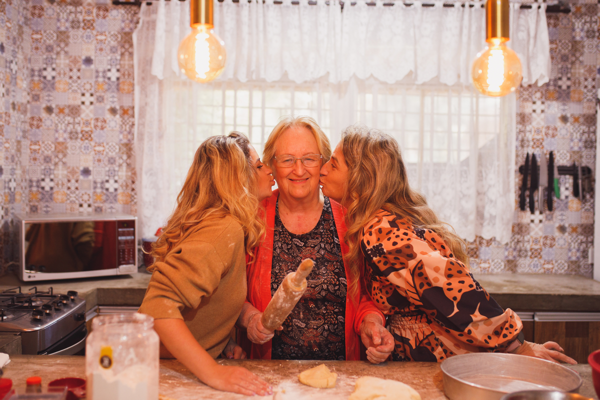 Fotografa familia Curitiba - Dia das mães em casa na cozinha
