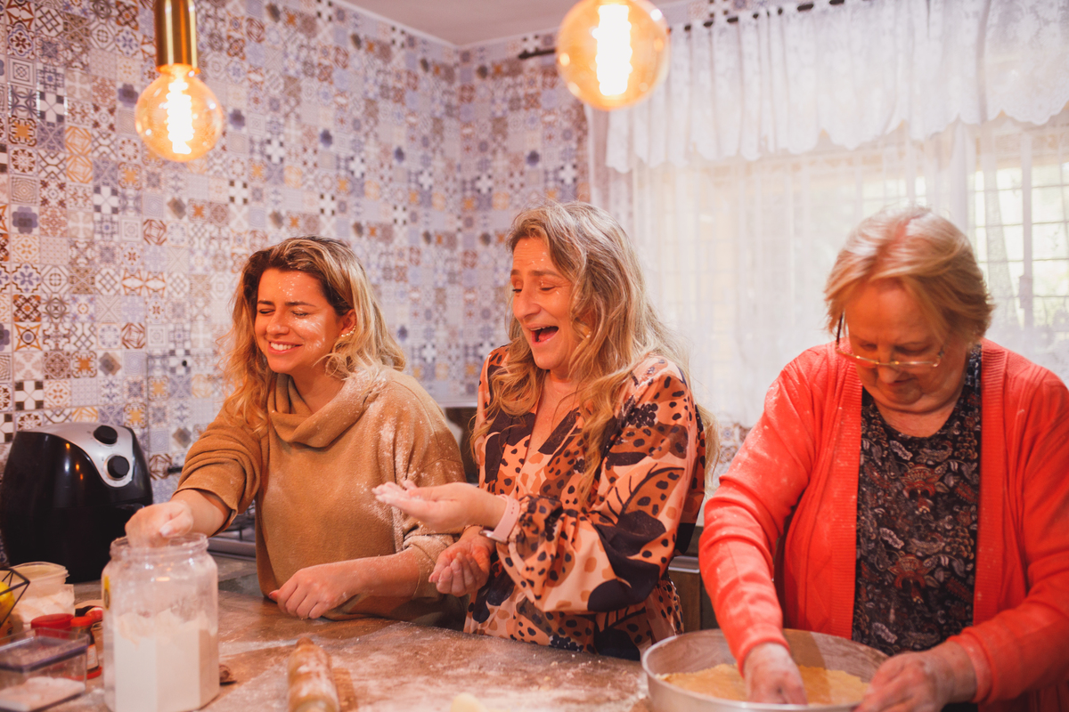 Fotografa familia Curitiba - Dia das mães em casa na cozinha