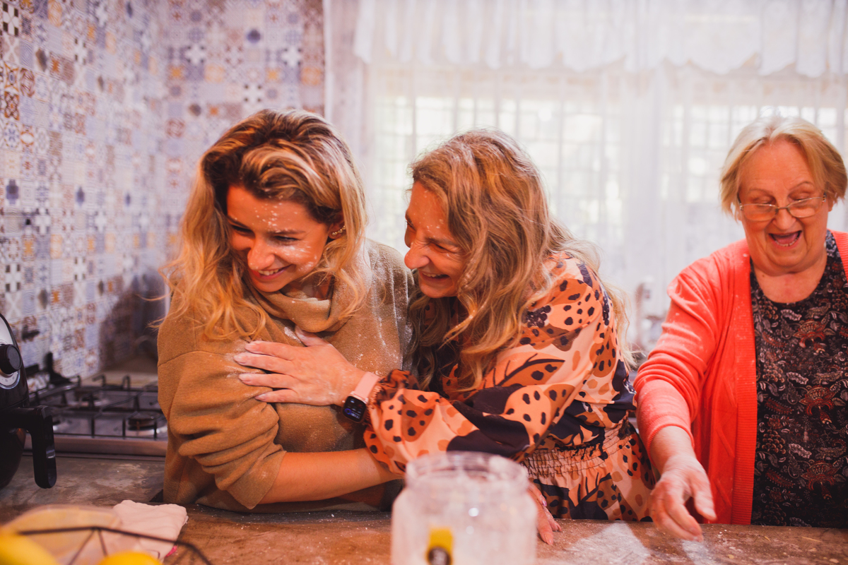 Fotografa familia Curitiba - Dia das mães em casa na cozinha