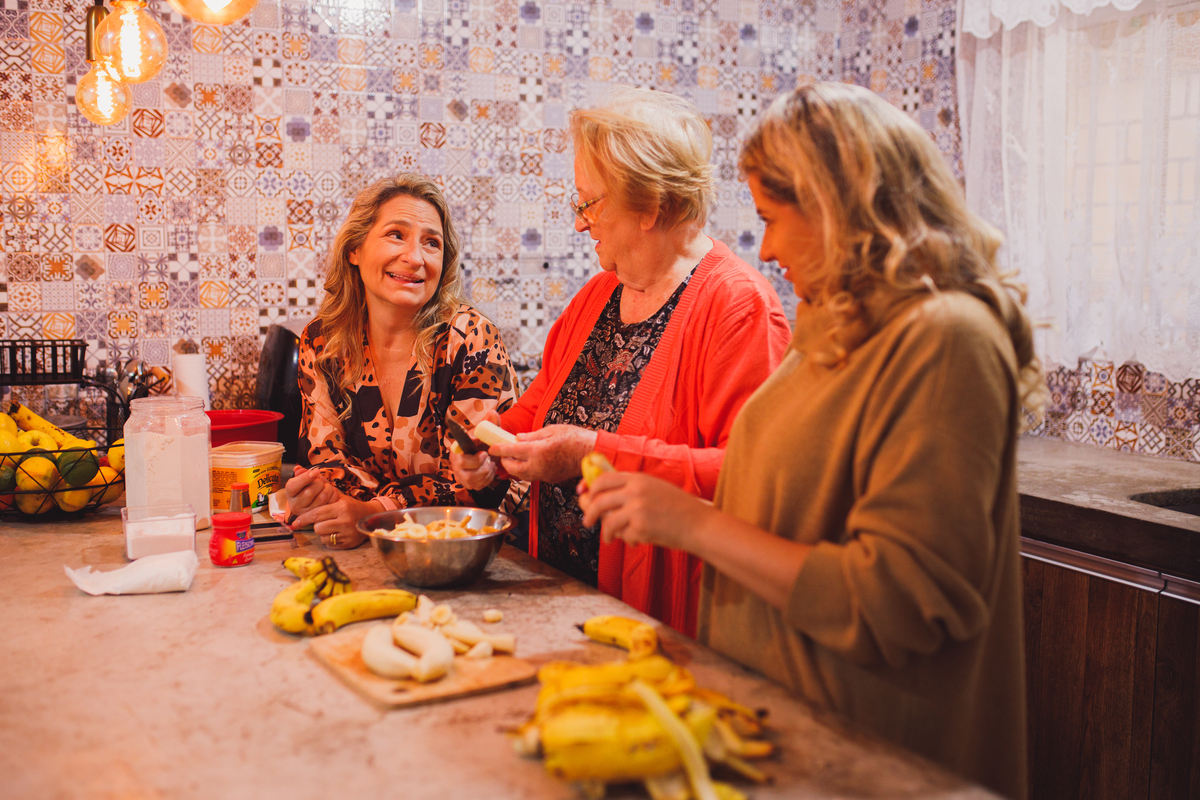 Fotografa familia Curitiba - Dia das mães em casa na cozinha