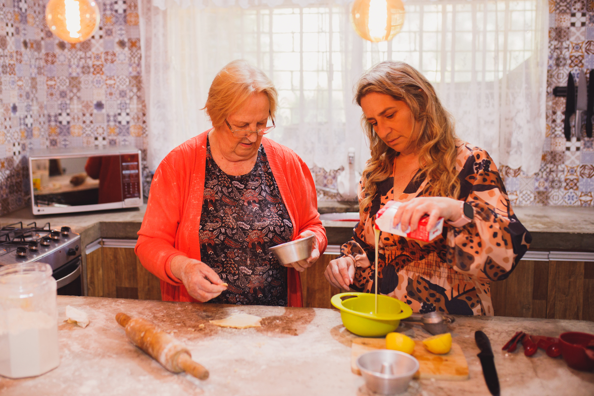 Fotografa familia Curitiba - Dia das mães em casa na cozinha