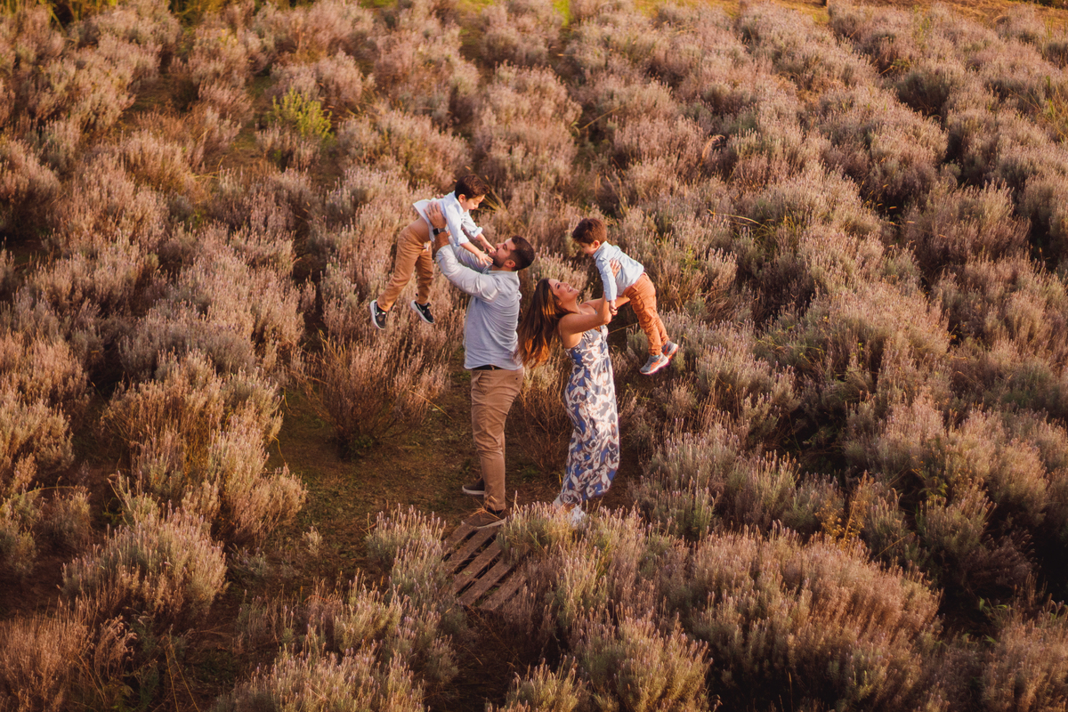 Fotografa familia Curitiba - ensaio externo Lavandário familia
