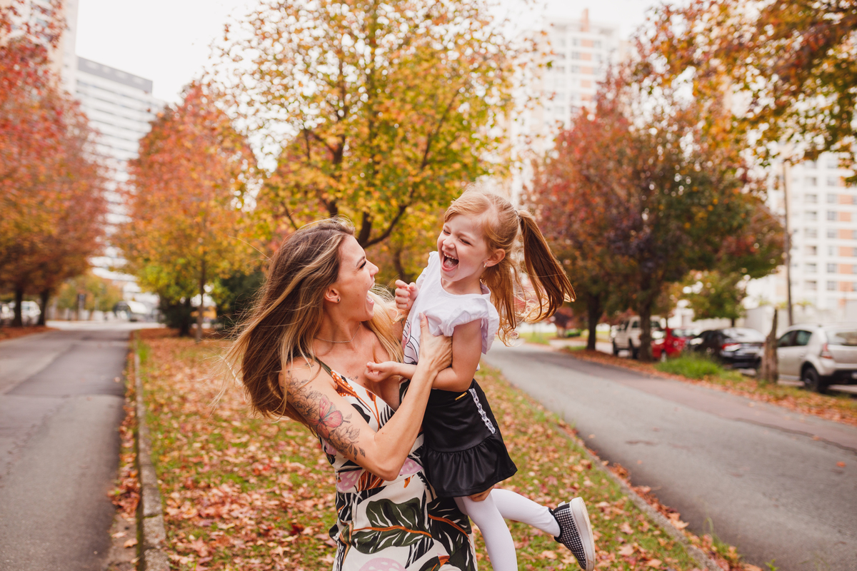Fotografa familia Curitiba - Ensaio externo de outono na canaleta