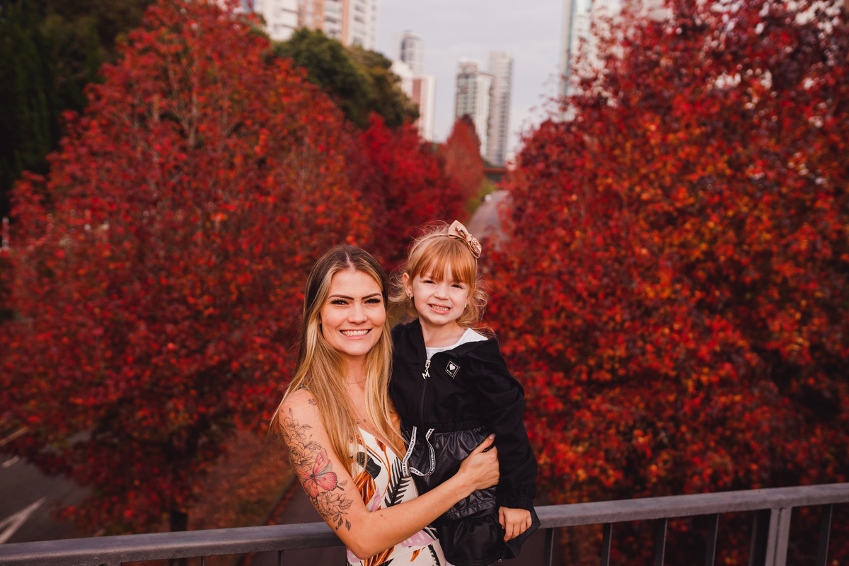 Fotografa familia Curitiba - Ensaio externo de outono na canaleta