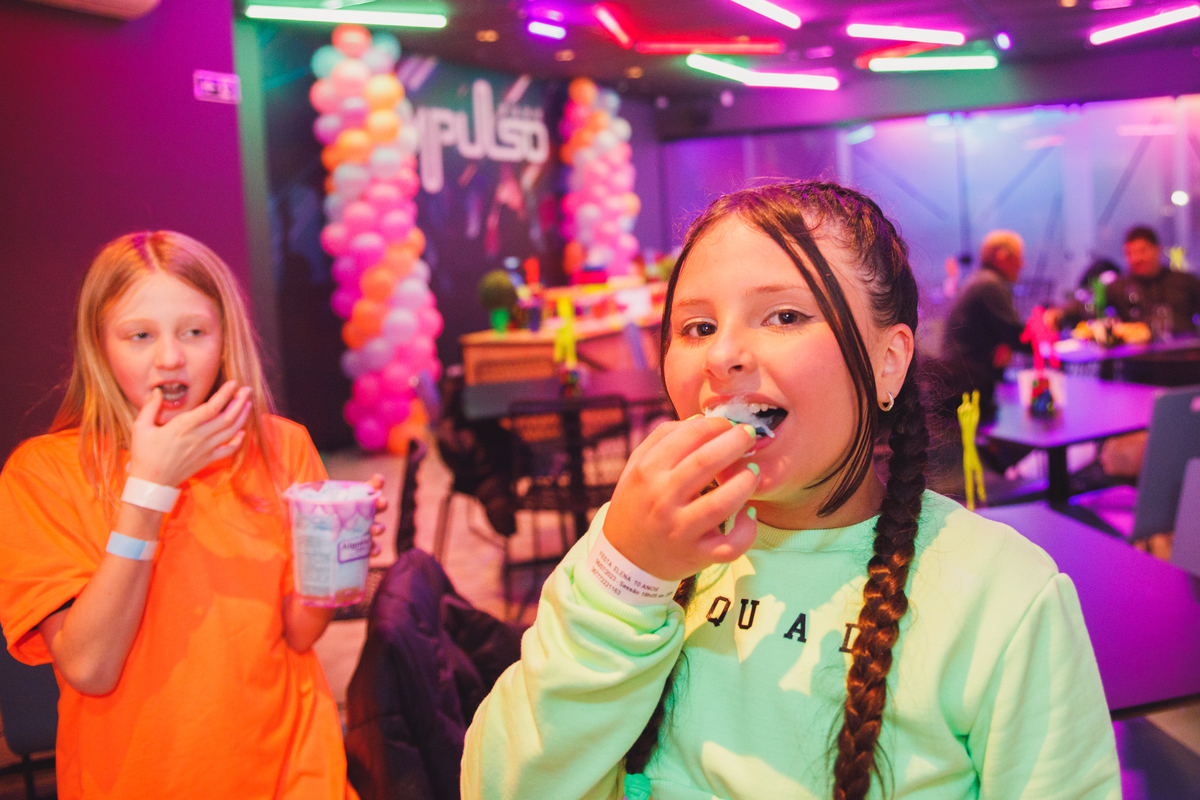 Fotografa familia Curitiba - aniversário impulso Park neon 