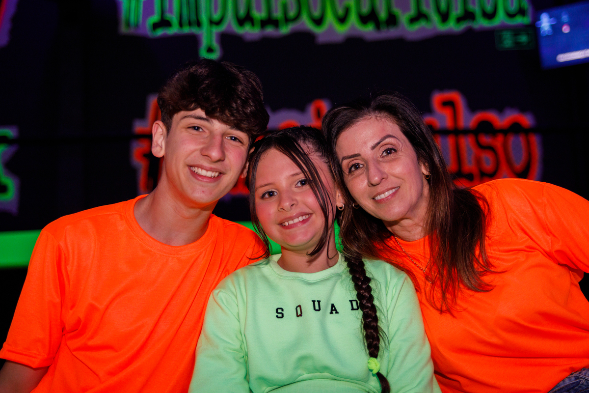 Fotografa familia Curitiba - aniversário impulso Park neon 