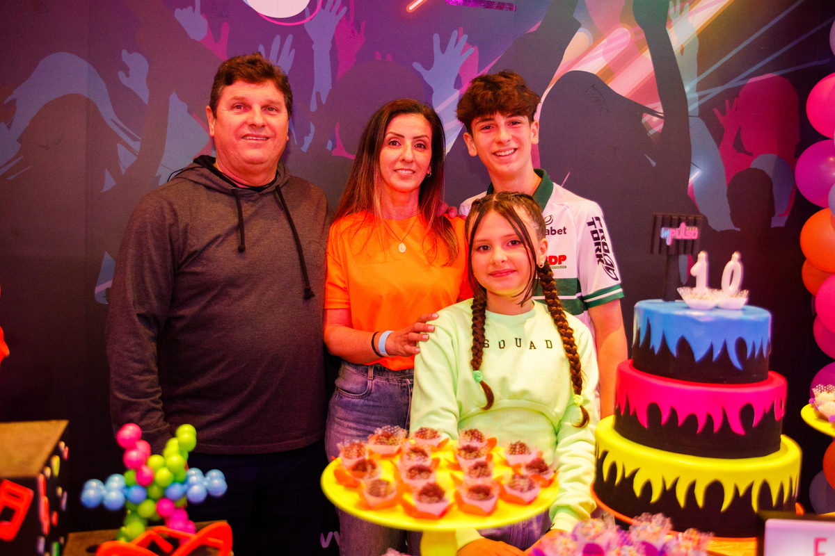 Fotografa familia Curitiba - aniversário impulso Park neon Fotografa familia Curitiba - aniversário impulso Park neon 