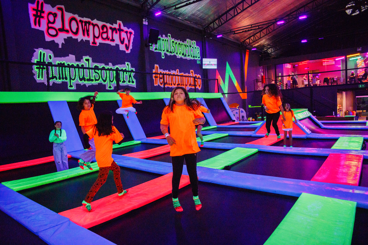 Fotografa familia Curitiba - aniversário impulso Park neon 