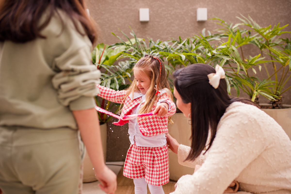 Fotografa familia Curitiba - Aniversário flores menina 4 anos