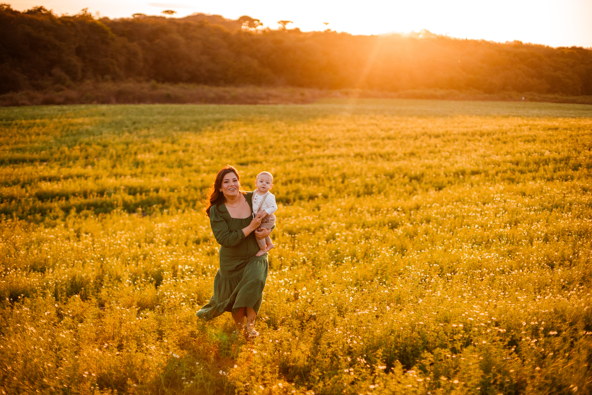Fotografa familia Curitiba - ensaio externo bebe camomila Mandirituba