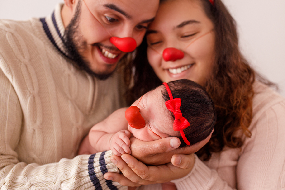 Fotografa familia Curitiba - Newborn menina palhaço e violão estúdio
