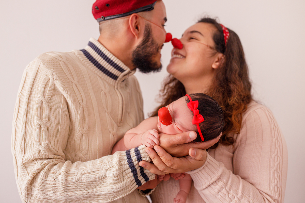 Fotografa familia Curitiba - Newborn menina palhaço e violão estúdio