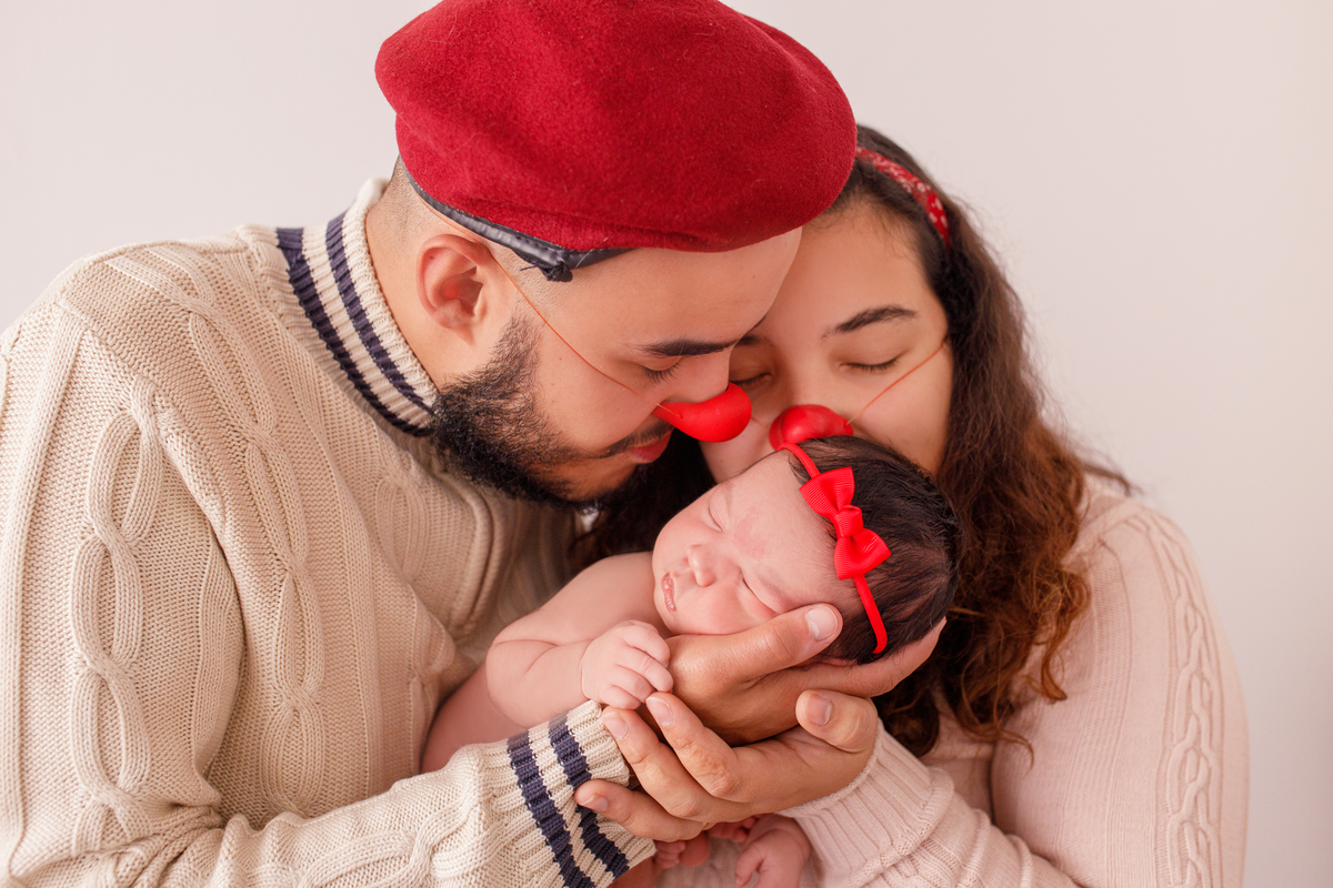 Fotografa familia Curitiba - Newborn menina palhaço e violão estúdio