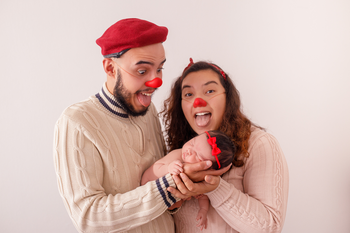Fotografa familia Curitiba - Newborn menina palhaço e violão estúdio