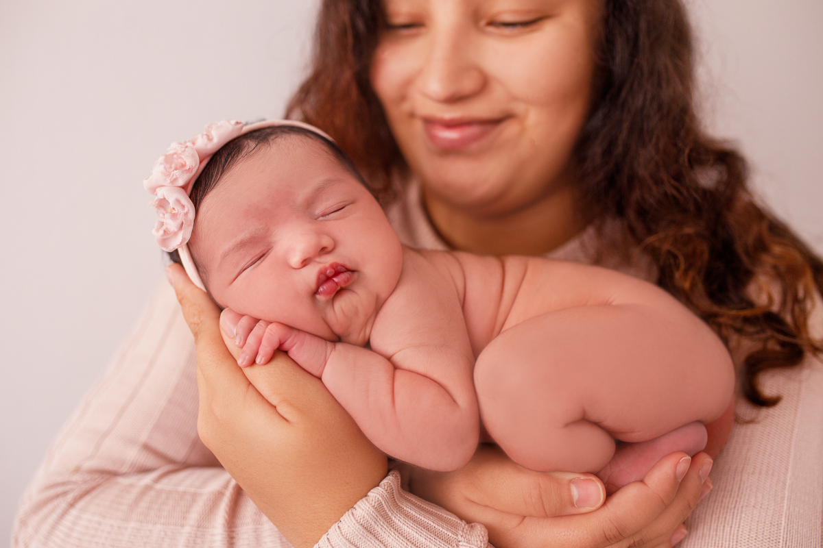 Fotografa familia Curitiba - Newborn menina palhaço e violão estúdio