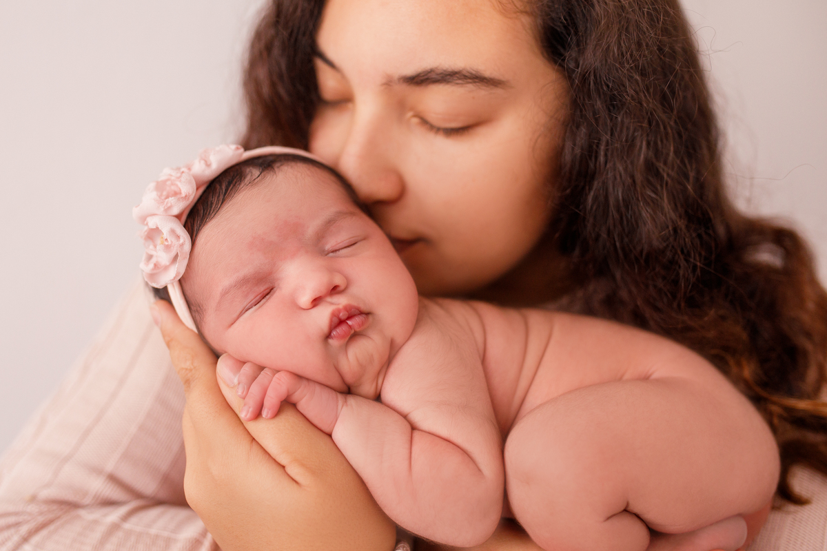 Fotografa familia Curitiba - Newborn menina palhaço e violão estúdio