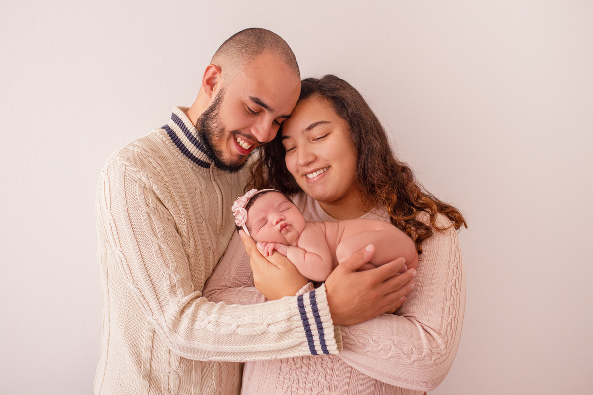 Fotografa familia Curitiba - Newborn menina palhaço e violão estúdio