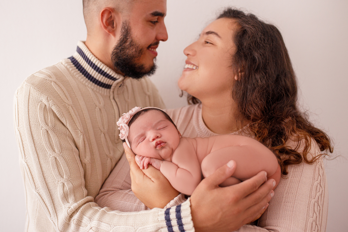 Fotografa familia Curitiba - Newborn menina palhaço e violão estúdio