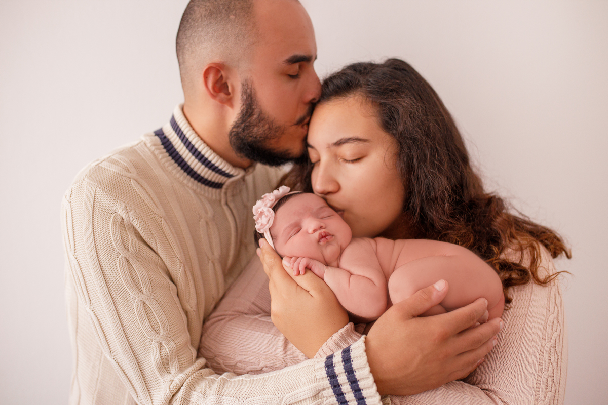 Fotografa familia Curitiba - Newborn menina palhaço e violão estúdio