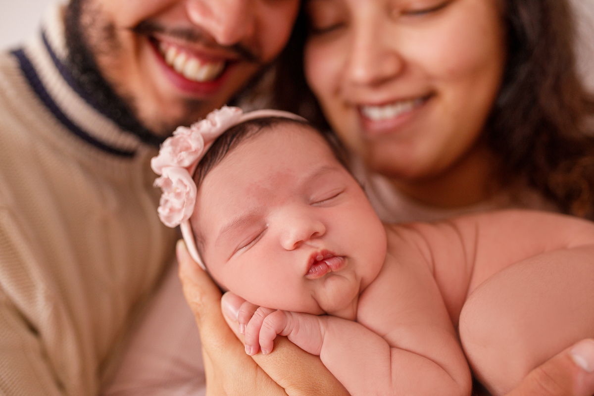 Fotografa familia Curitiba - Newborn menina palhaço e violão estúdio