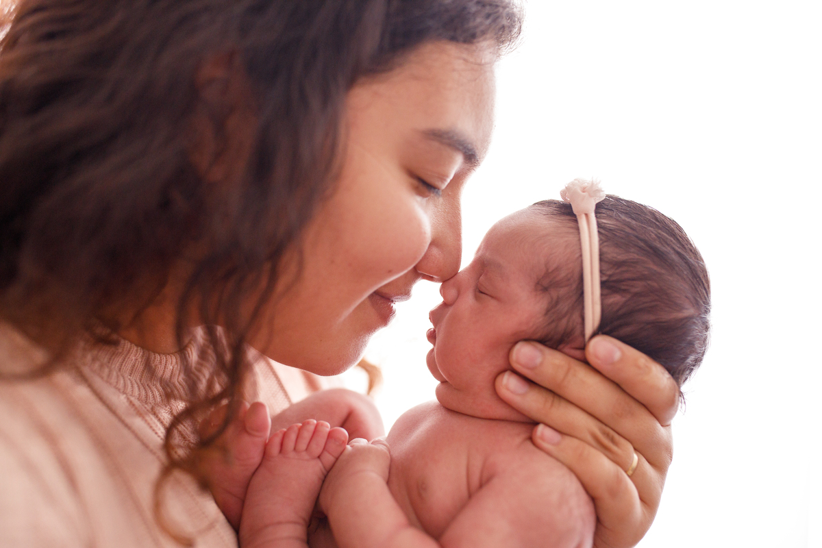 Fotografa familia Curitiba - Newborn menina palhaço e violão estúdio